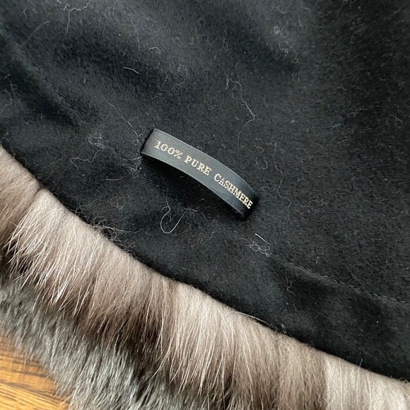 VOLARE New York Cashmere Black Shall with Fox Fur Trim - Picture 11 of 12